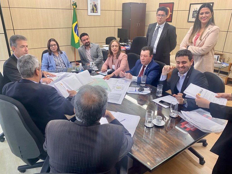 Reitora da UFCAT participa de reunião em Brasília que discute federalização de hospital construído pela Prefeitura Municipal