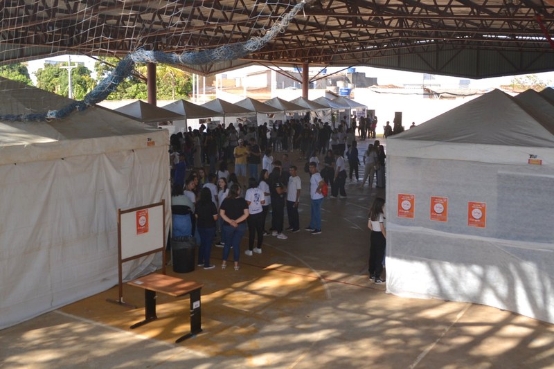Feira das profissões reúne diversos estudantes do ensino médio na UFCAT