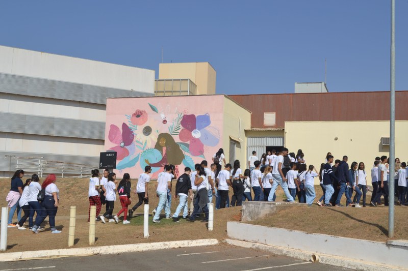 Estudantes de escolas públicas participam de dia de visitação aos espaços da universidade