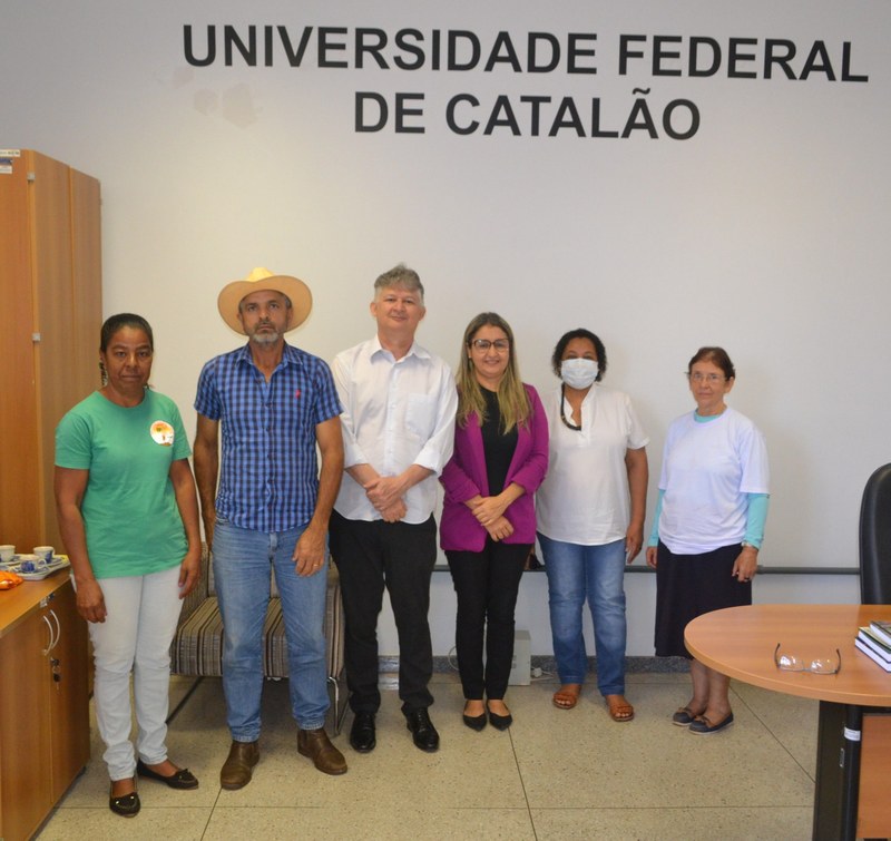 Movimento camponês se reúne com reitoria da UFCAT para expor situação referente a aquisição de terras por mineradoras