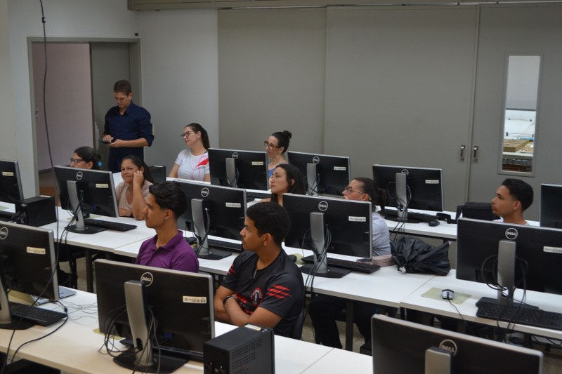 Projeto de extensão capacita empregados terceirizados e promove inclusão tecnológica