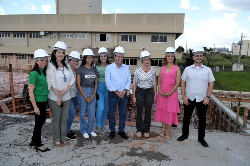 Senador Vanderlan Cardoso visita obra do Prédio da Saúde