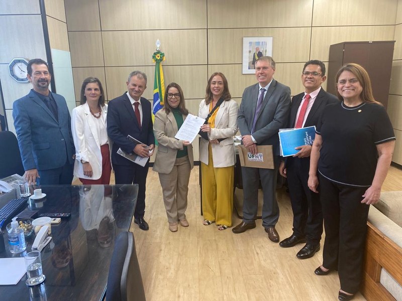 Super Novas entregam proposta de ação orçamentária ao Ministério da Educação